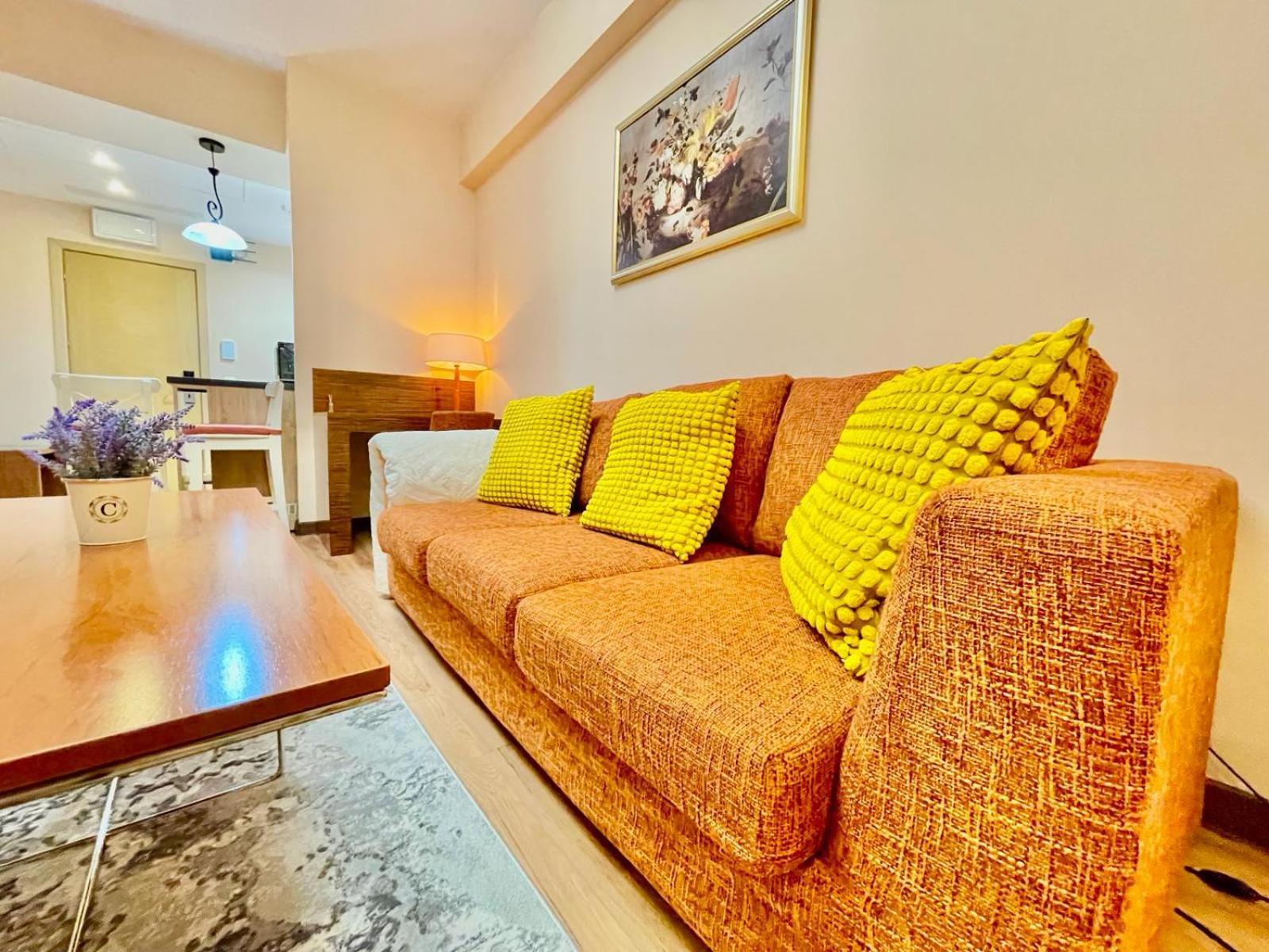 Royal Studio Apartment With A Perfect View - Yamaluxe Bucarest Esterno foto