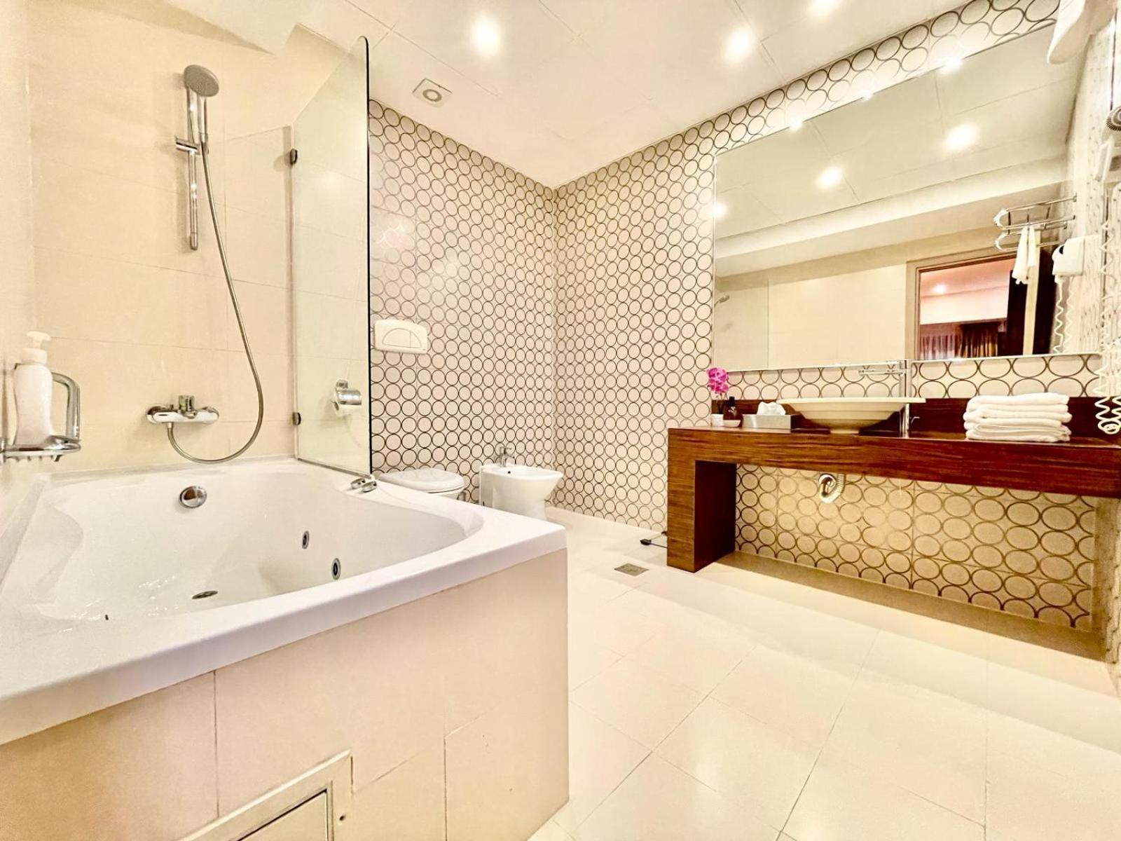 Royal Studio Apartment With A Perfect View - Yamaluxe Bucarest Esterno foto