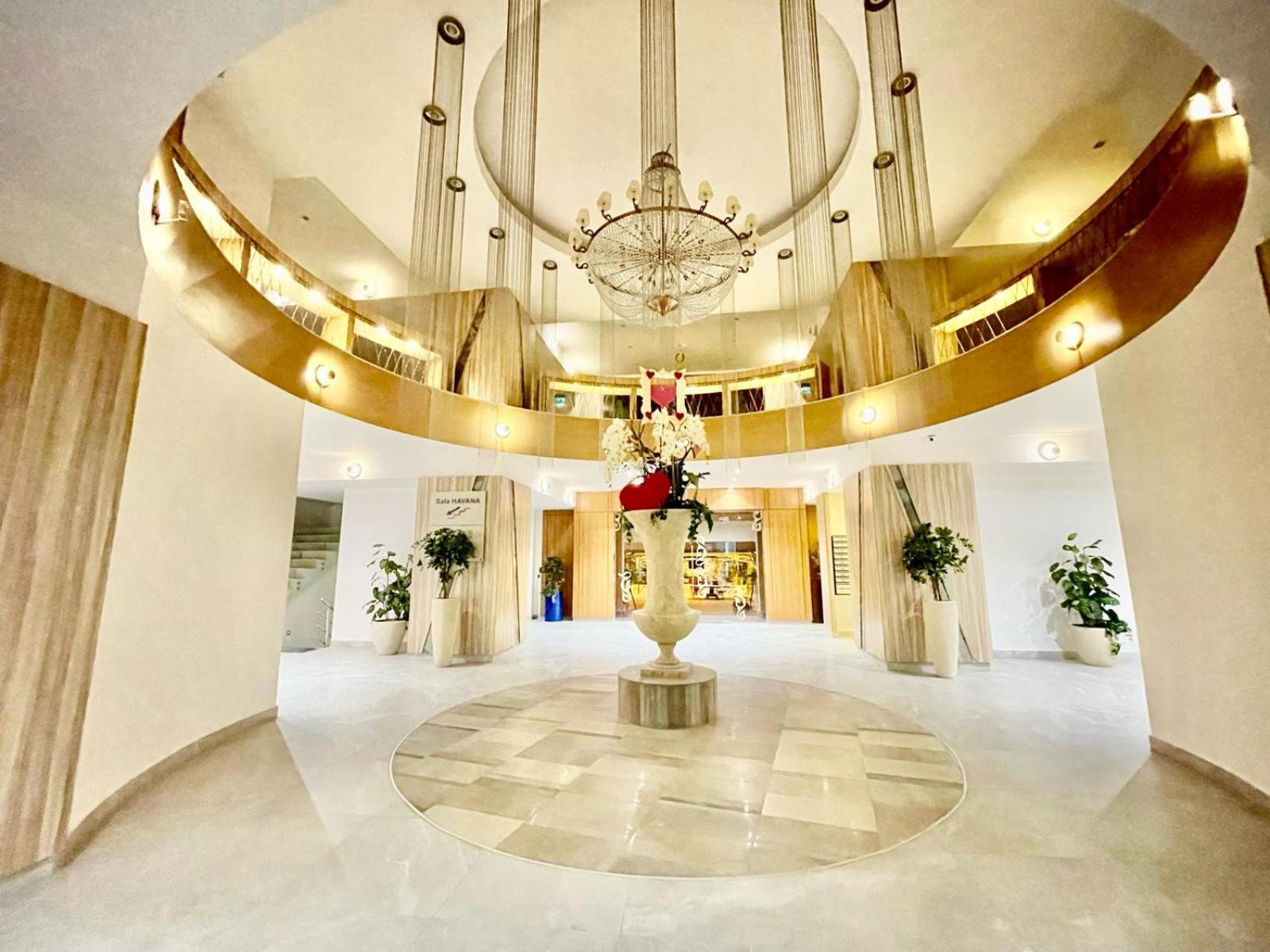Royal Studio Apartment With A Perfect View - Yamaluxe Bucarest Esterno foto