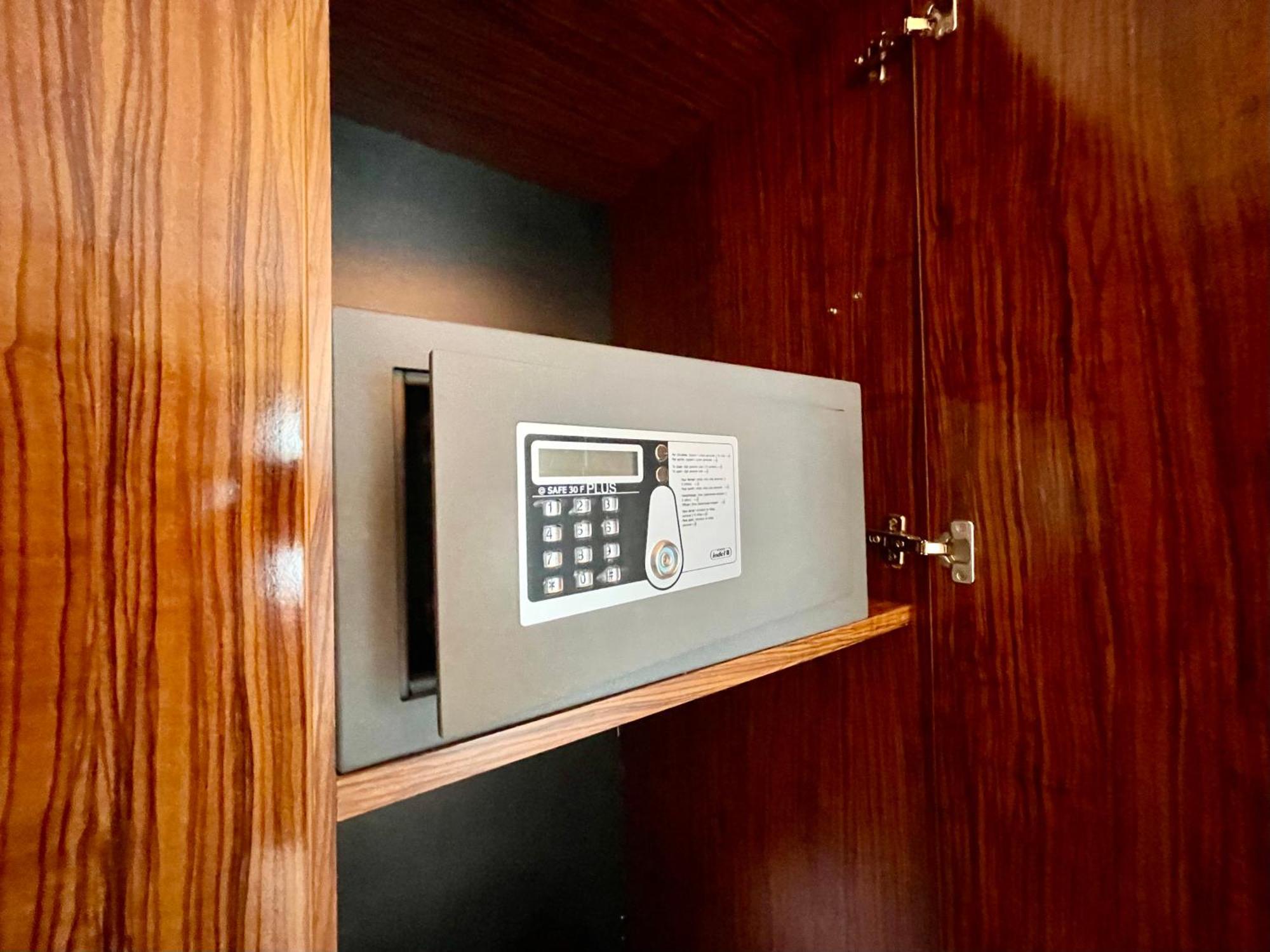 Royal Studio Apartment With A Perfect View - Yamaluxe Bucarest Esterno foto