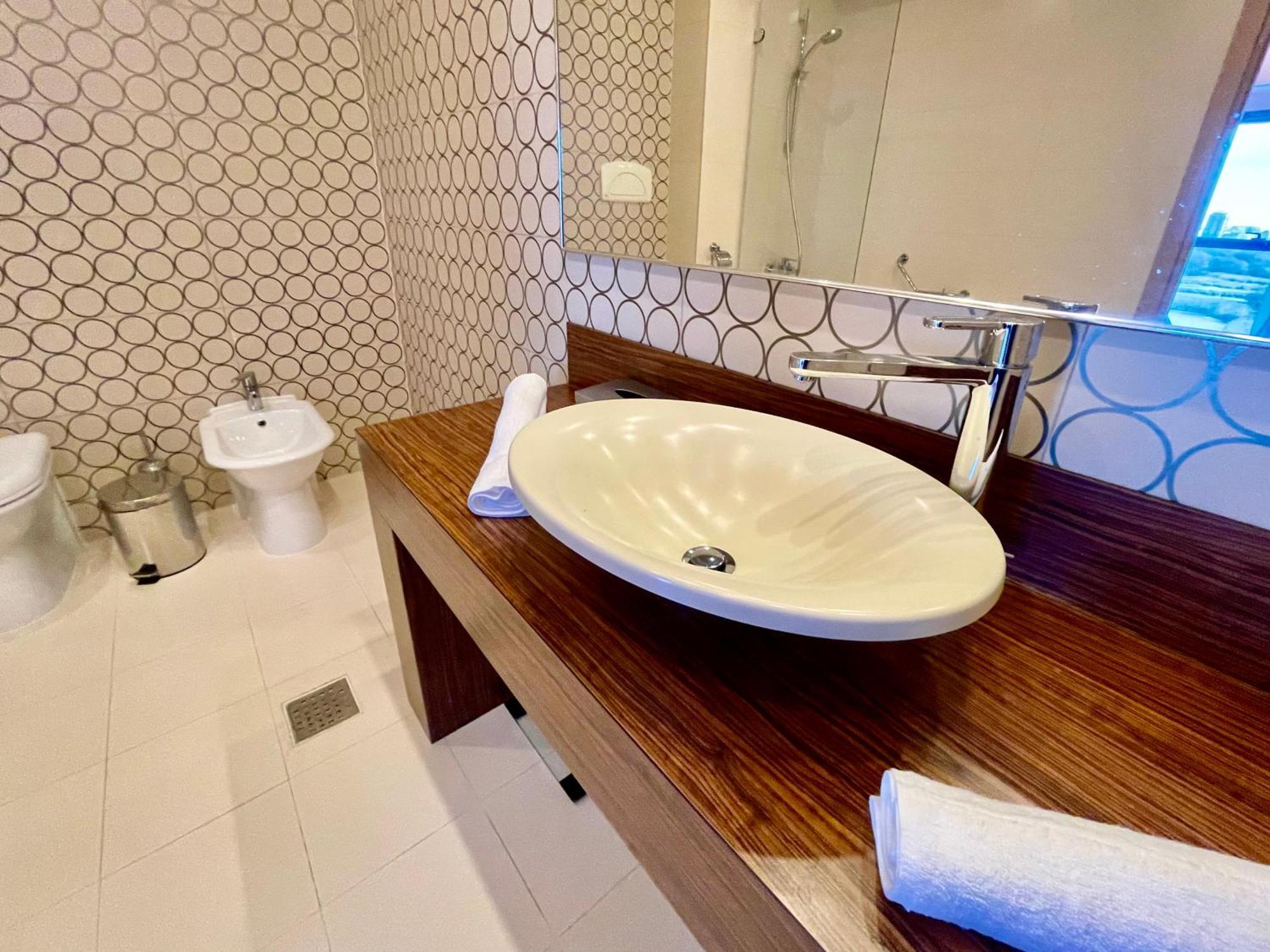 Royal Studio Apartment With A Perfect View - Yamaluxe Bucarest Esterno foto