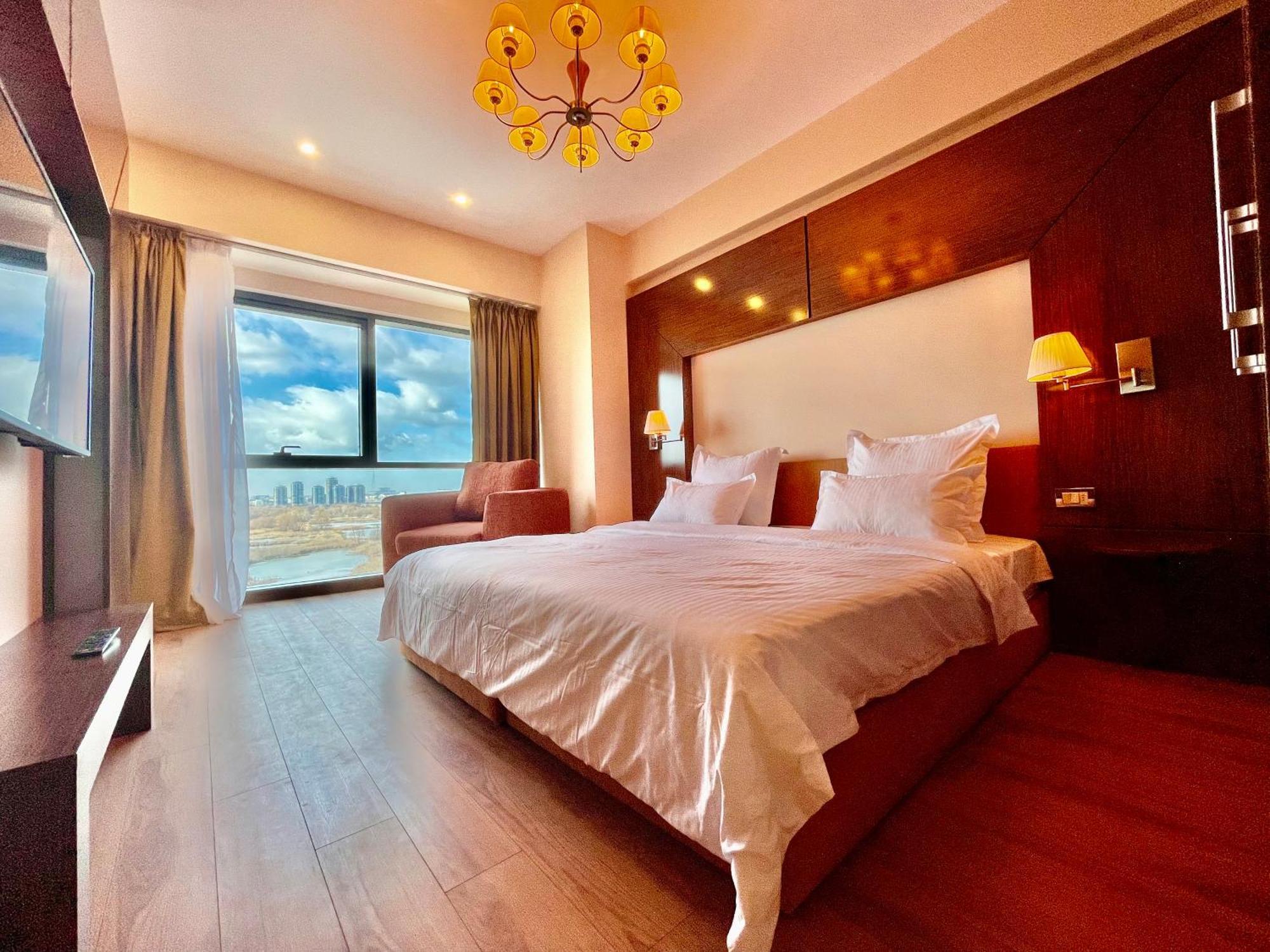 Royal Studio Apartment With A Perfect View - Yamaluxe Bucarest Esterno foto