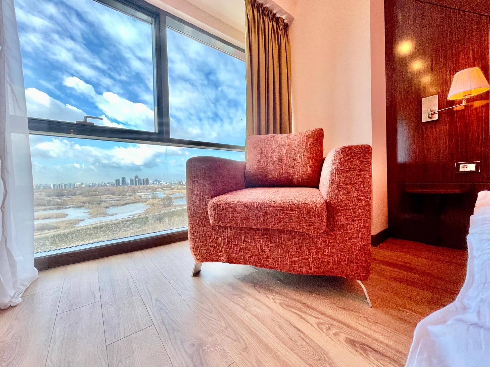 Royal Studio Apartment With A Perfect View - Yamaluxe Bucarest Esterno foto